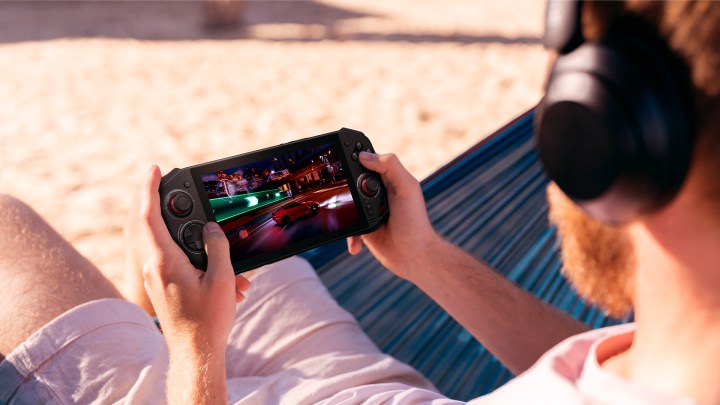 Une personne jouant sur l'Acer Nitro Blaze 7.