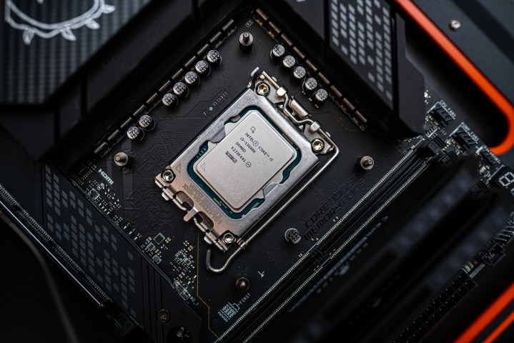 Intel Core i5-13600K installé dans une carte mère.