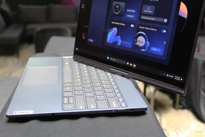 Le Lenovo Twisting Auto PC avec l'écran à moitié tourné.