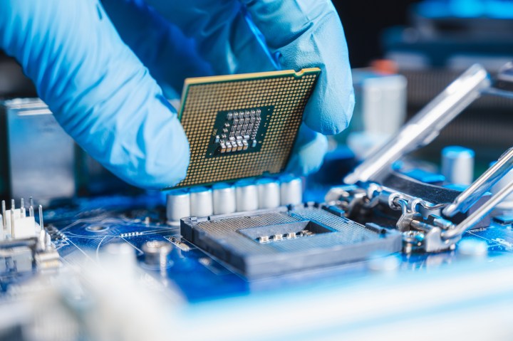Un technicien plaçant un CPU dans un socket de carte mère pour un PC.