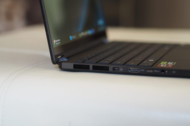 Vue latérale de l'Asus ProArt PX13 montrant les ports et les aérations.