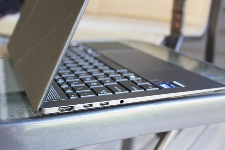 Les ports montrés sur le côté gauche de l'Asus Zenbook S 14.