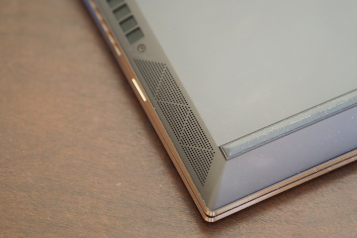 Une ouverture de haut-parleur.