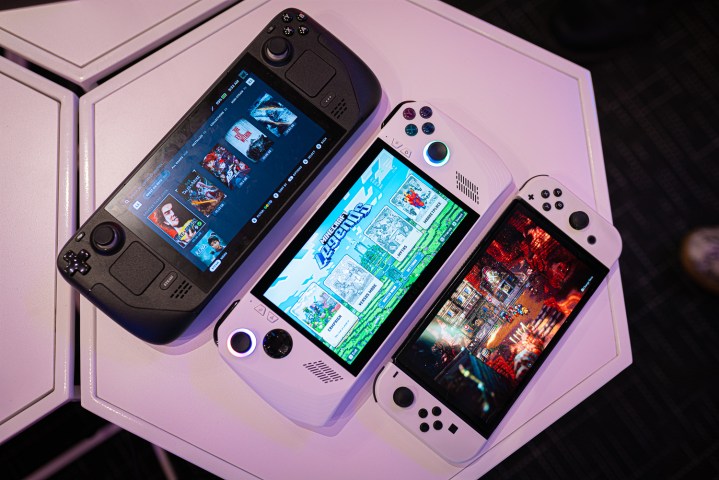 Un Steam Deck, Asus ROG Ally et Nintendo Switch OLED sur une table.
