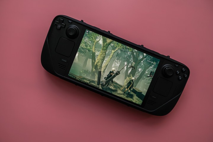 Steam Deck sur un fond rose.