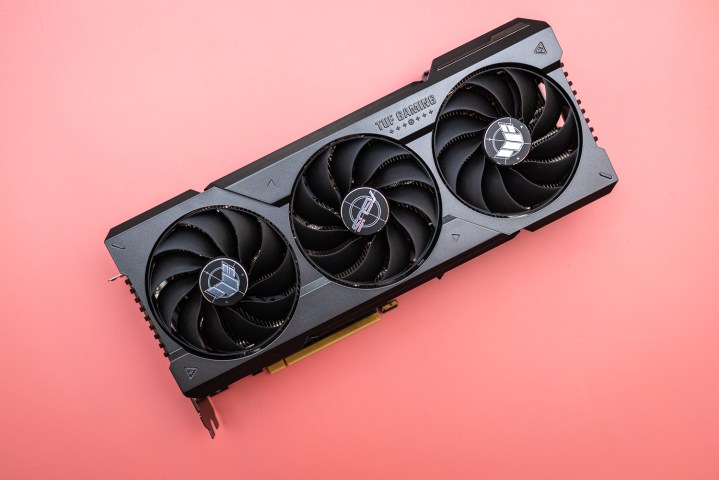 La carte graphique RTX 4070 Ti sur un fond rose.