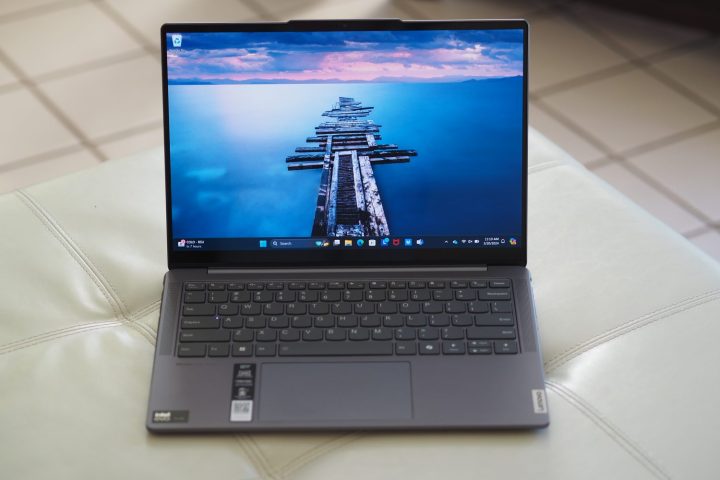 Vue de face du Lenovo Slim 7i Gen 9 montrant l'affichage et le clavier.