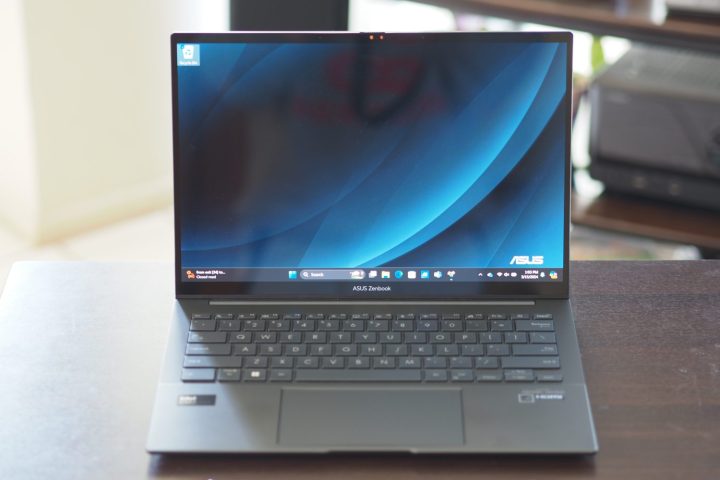 Vue de face de l'Asus Zenbook 14 Q425 montrant l'affichage et le clavier.