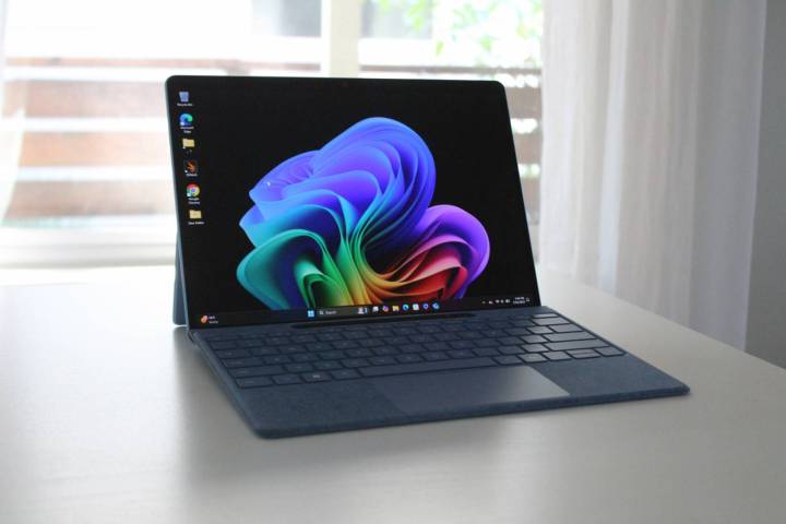 Le Surface Pro 11 sur une table blanche devant une fenêtre.