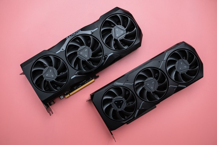 Deux cartes graphiques AMD Radeon RX 7000 sur une surface rose.