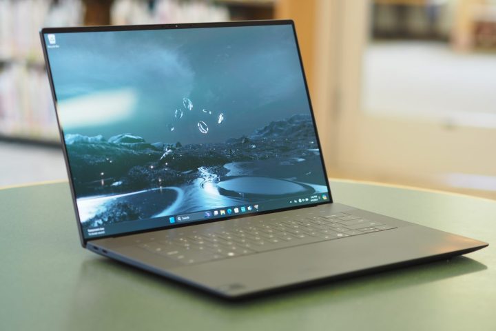 Vue frontale en angle du Dell XPS 16 montrant l'affichage et le clavier.