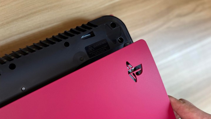 Le PS5 gravé sur la console est aligné avec la découpe de la nouvelle coque supérieure.