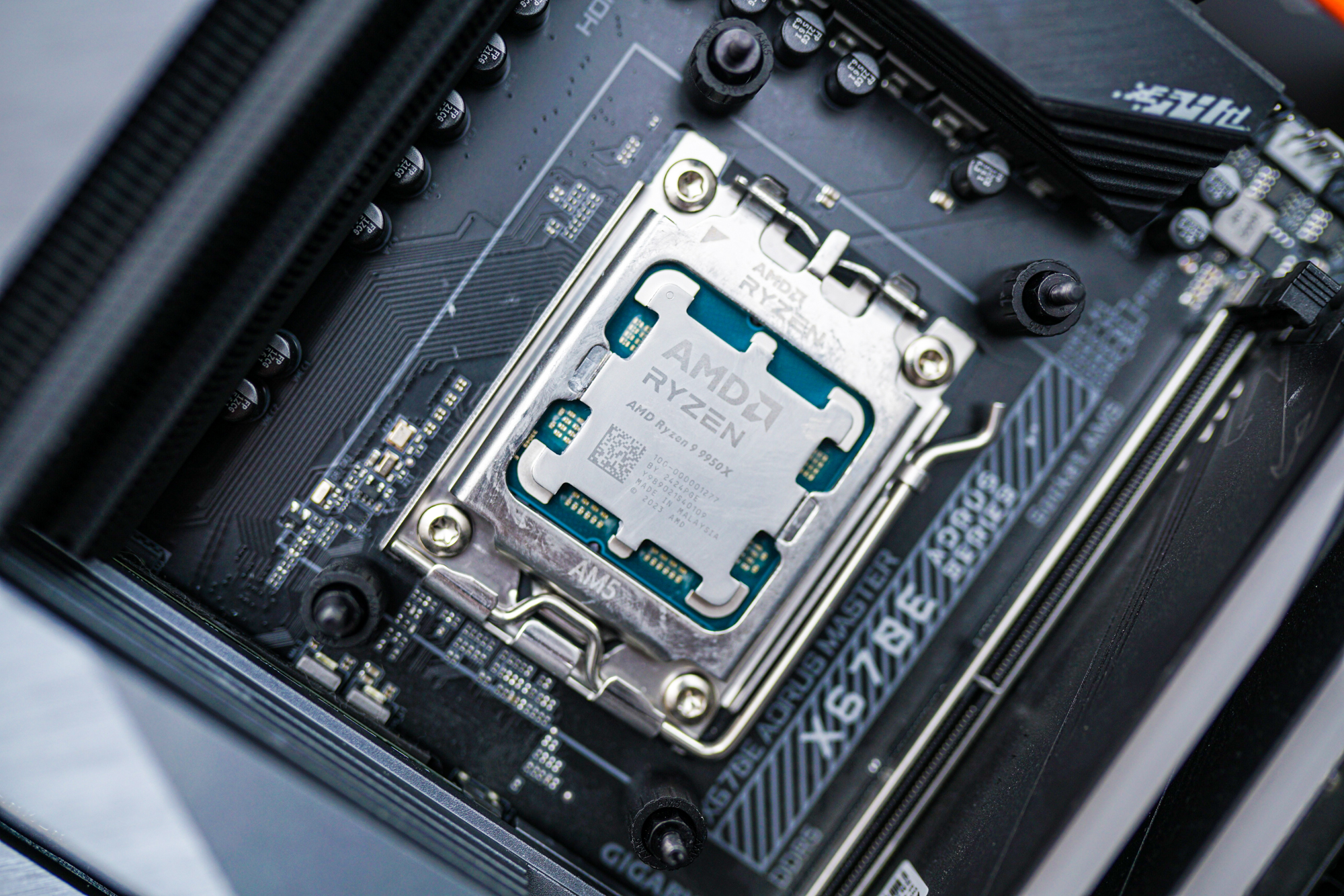 Le Ryzen 9 9950X monté sur une carte mère.