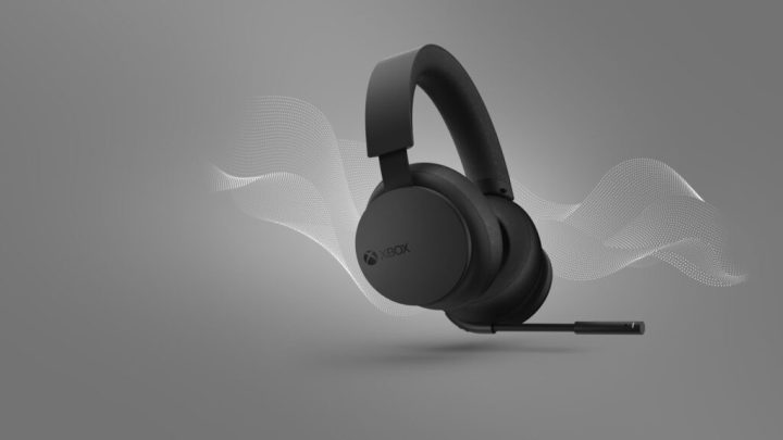Un nouveau casque Xbox noir flottant sur un fond gris.