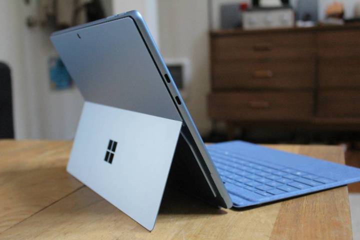 Les ports montrés sur le côté du Surface Pro 11.