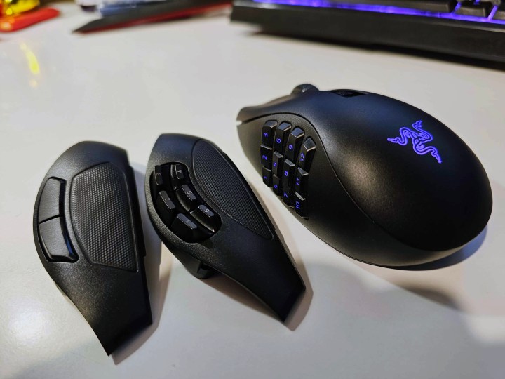 La souris de jeu Razer Naga V2 Pro sur un fond blanc, accompagnée de deux plaques latérales interchangeables.