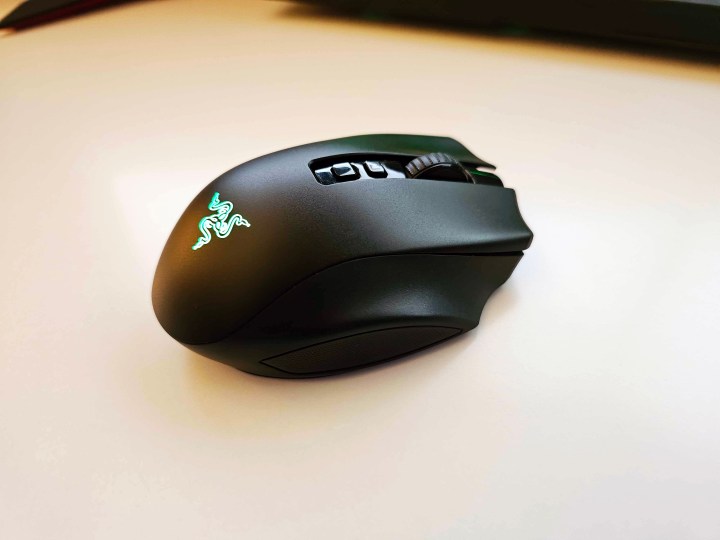 La souris de jeu Razer Naga V2 Pro sur un fond blanc.