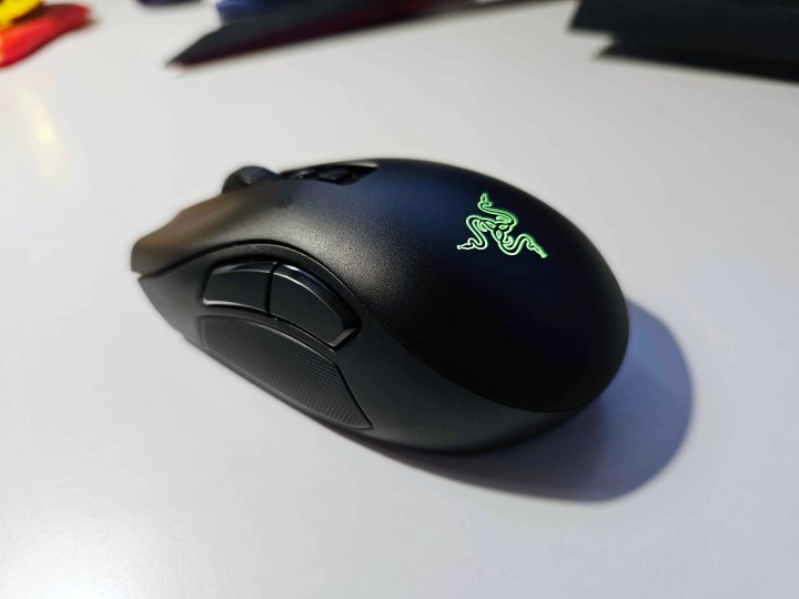 La souris de jeu Razer Naga V2 Pro sur un fond blanc.