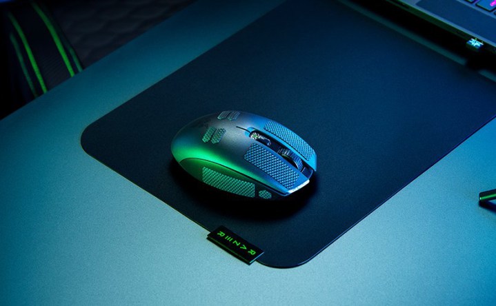 La Razer Orochi V2 sur un tapis de souris sur un bureau.