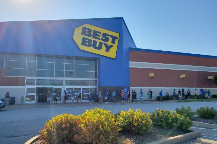 File devant Best Buy pour le réapprovisionnement de RTX.