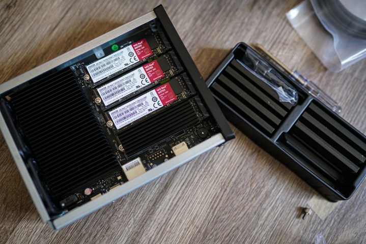 Coussins thermiques sur les SSD à l'intérieur du Terra Master F8 SSD Plus.