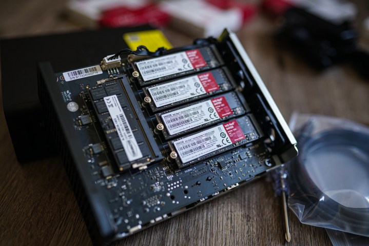 SSDs installés à l'intérieur du Terra Master F8 SSD Plus.