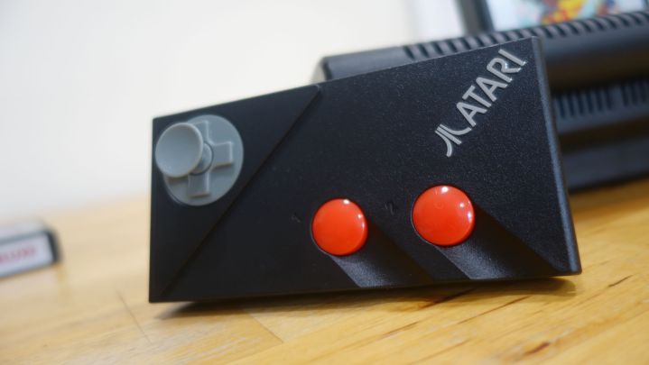 Une manette Atari 7800+ posée sur une table.