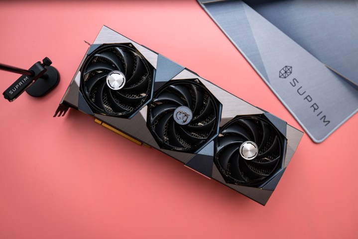 MSI RTX 4090 Suprim X sur un fond rose.