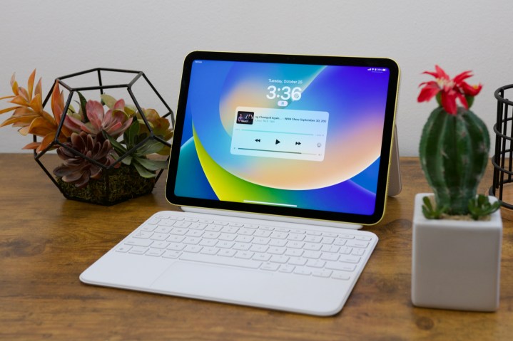 L'iPad (2022) dans son accessoire Magic Keyboard Folio.