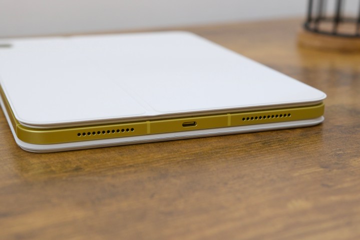 L'iPad (2022) dans son accessoire Magic Keyboard Folio.