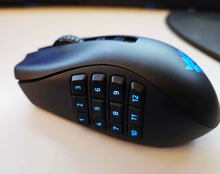 La souris de jeu Razer Naga V2 Pro sur un fond blanc.