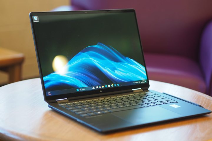 Vue de face en angle du HP OmniBook Ultra Flip 14 montrant l'affichage et le clavier.