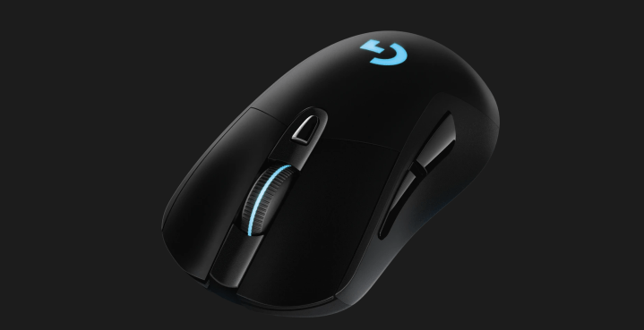 Logitech G703 Lightspeed sur fond noir.