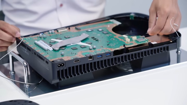 La PS5 démontée sur une table.