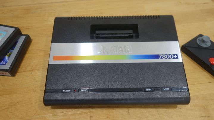 Une Atari 7800+ posée sur une table.