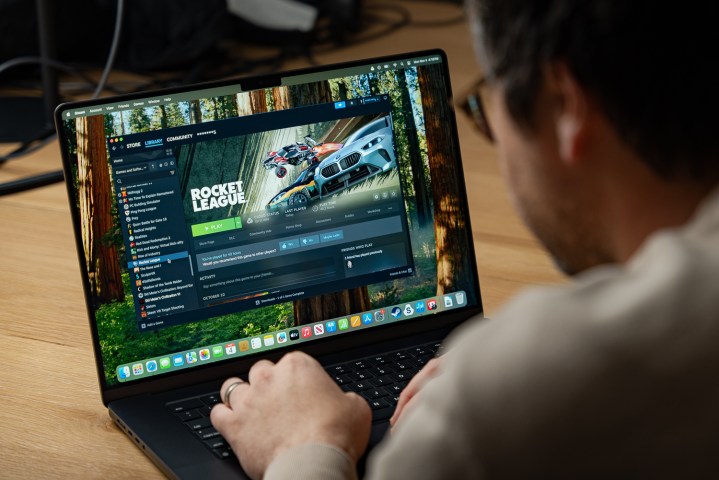 Une personne utilisant Steam sur le MacBook Pro M4. Rocket League est affiché à l'écran.
