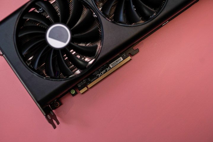 Le logo XFX sur le RX 7900 GRE.