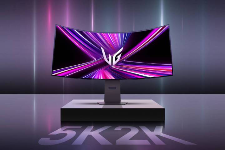 Un moniteur de jeu UltraGear incurvé sur un support.