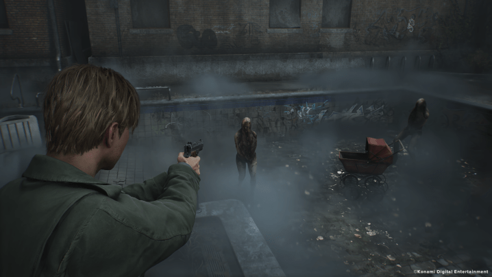 James vise avec son arme dans Silent Hill 2.