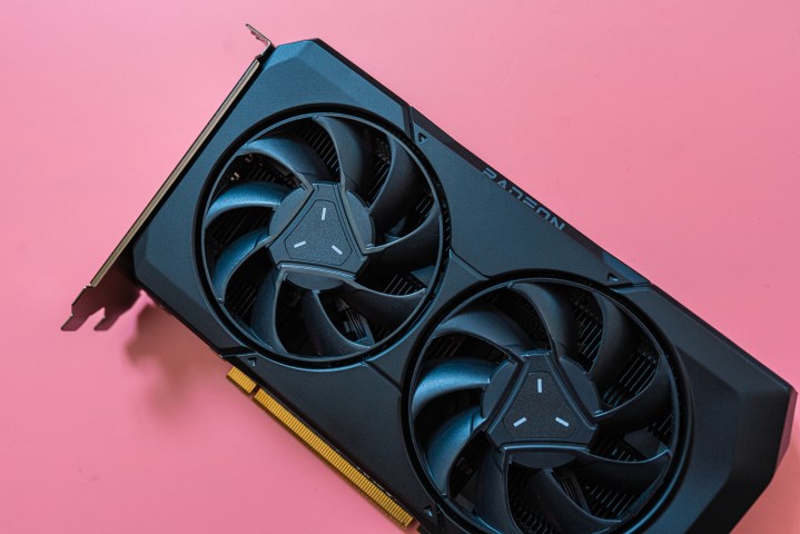 AMD RX 7600 sur fond rose.