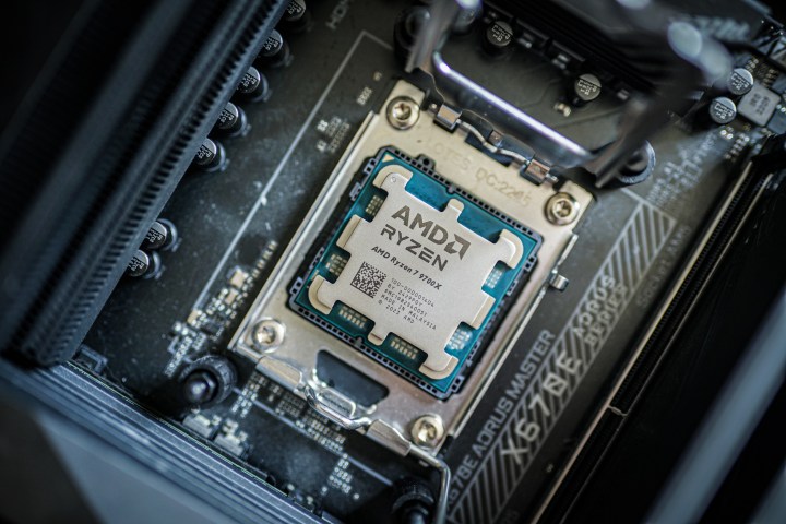 Le AMD Ryzen 7 9700X installé dans une carte mère.
