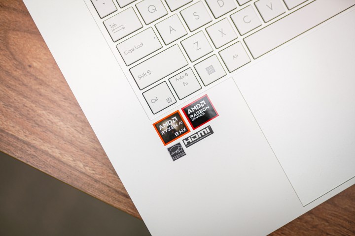 Le logo AMD sur l'Asus Zenbook S 16.