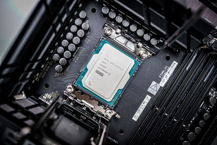 Le Core Ultra 9 285K installé dans une carte mère.