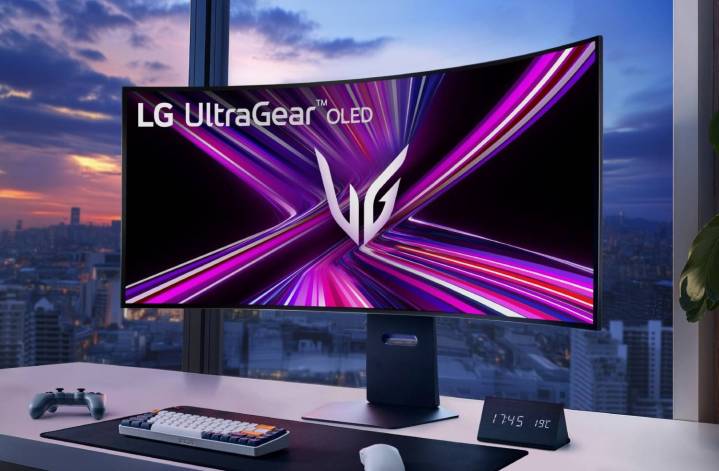 Un moniteur courbé UltraGear sur un bureau devant une fenêtre.