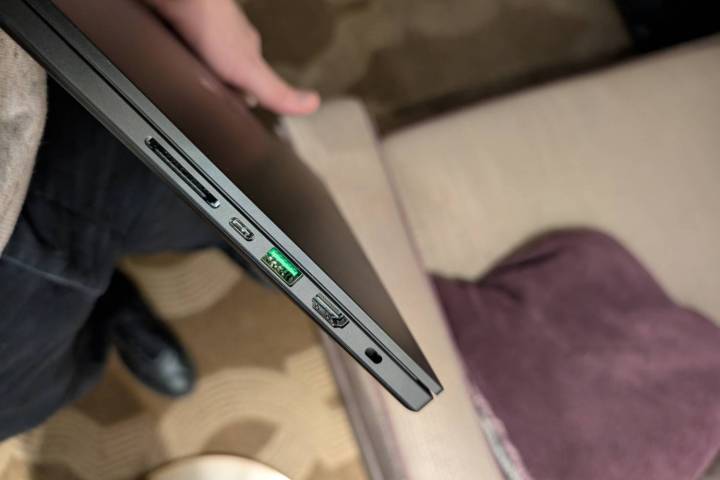 razer blade 16 converts to amd gets thinner 2025 03