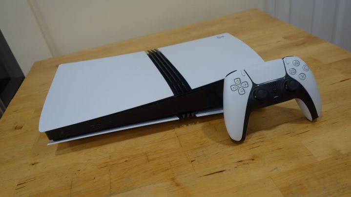 Une PS5 Pro posée sur une table avec une manette DualSense.