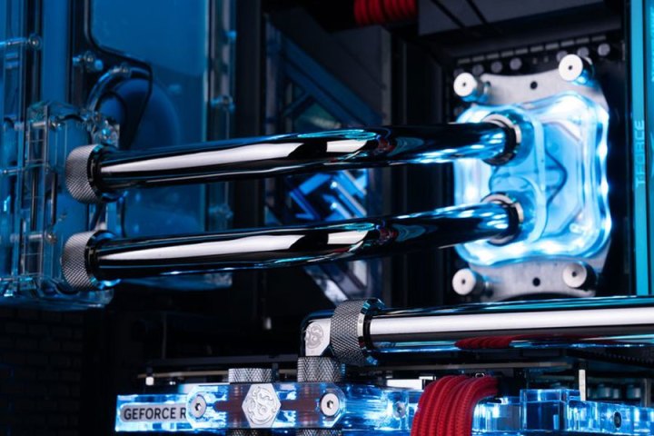 Boucle de refroidissement Maingear dans un PC Rush au CES 2025.