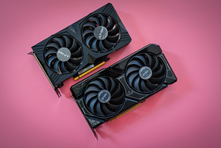 Deux cartes graphiques RTX 4060 à côté l'une de l'autre.