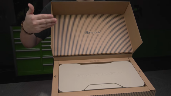 unboxing RTX 5090