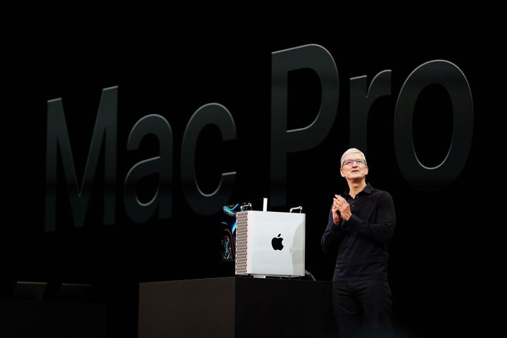 Tim Cook présentant le Mac Pro sur scène lors de la WWDC en 2019.